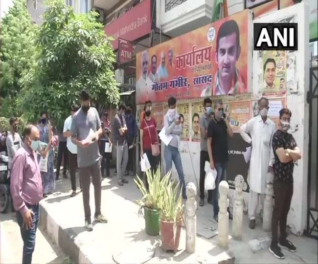 भाजपा सांसद गौतम गंभीर के कार्यालय के बाहर बहुत से लोग दवा की पर्ची लेकर दवा के लिए पहुंचे हैं।