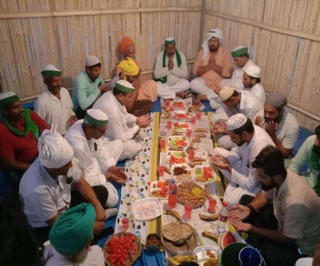 गाजीपुर बॉर्डर पर इफ्तार पार्टी का आयोजन किया गया, जिसमें न तो शारीरिक दूरी दिखी न ही मास्क का प्रयोग।