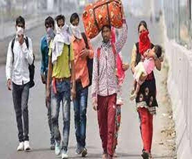 मुंबई से आने वाली इस भीड़ में कई ऐसे भी हैं जो डब्ल्यूटी (बिना टिकट) चल रहे हैं