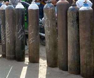 यहां ऑक्सीजन सिलेंडर की रिफिलिंग की जा रही है और लोगों को फ्री में ऑक्सीजन बांटी भी जा रही है।