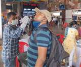 पटना जंक्शन पर कोरोना जांच के लिए सैंपल लेता चिकित्सक। जागरण आर्काइव।