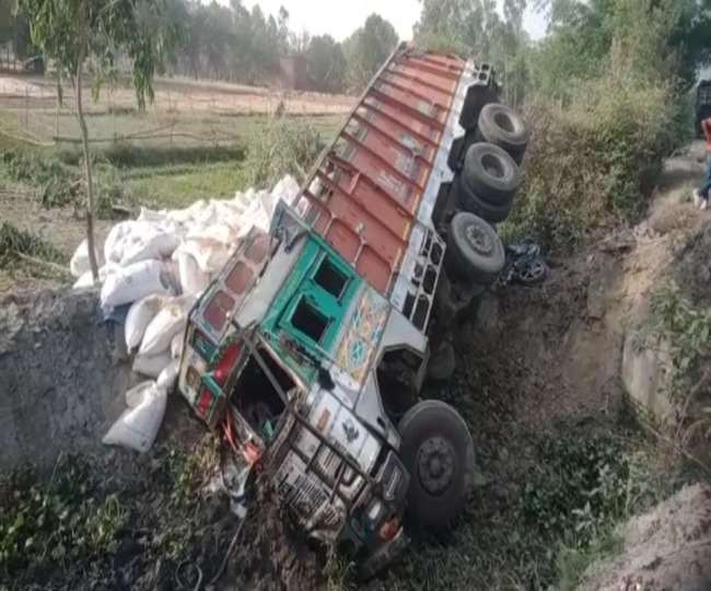 रायबरेली में तेज रफ्तार ट्रक ने बाइक में मारी टक्‍कर, दो शिक्षामित्रों ने तोड़ा दम - lucknow speeding truck hits bike in Rae Bareli