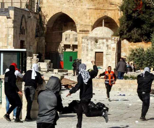 jerusalem clashes 31 injured as palestinians clash with israel police in jerusalem