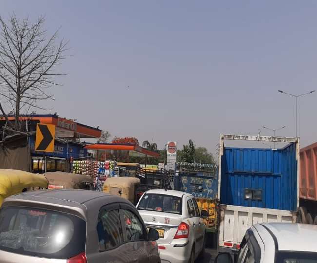 भीषण गर्मी और उस पर आगरा में जगह जगह ट्रैफिक जाम, सिकंदरा हाईवे और