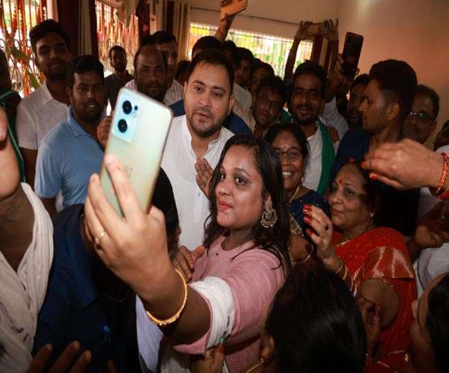 राघोपुर में तेजस्‍वी यादव के साथ सेल्‍फी लेती युवतियां। फोटो-साभार टि्वटर