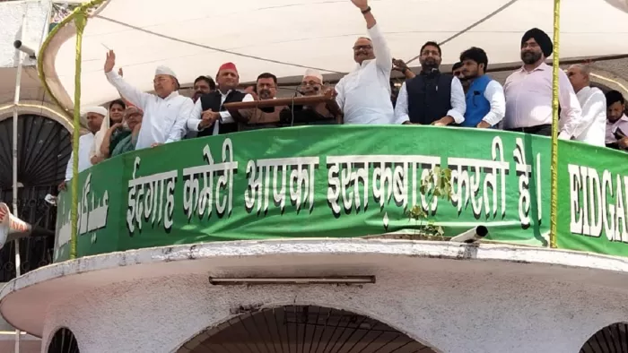 Eid In UP: लखनऊ ईदगाह में डिप्टी सीएम ब्रजेश पाठक के साथ नजर आए अखिलेश यादव