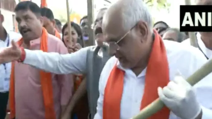 गुजरात में बीजेपी की तरफ से चलाया जा रहा है सफाई अभियान, सीएम भूपेंद्र ने भी लगाया झाड़ू।