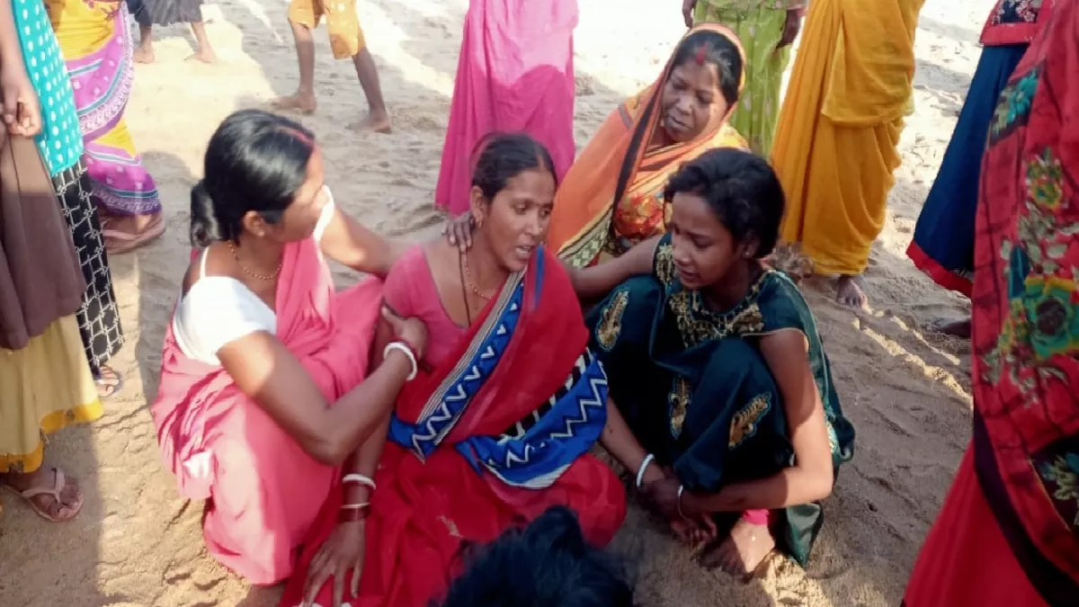 Koderma: रातभर मनोज को खोजते रहे परिजन, सुबह सकरी नदी की रेत में गड़ा मिला शव; हत्या की आशंका