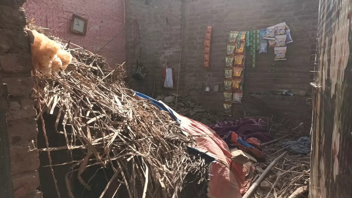 Orai News: उरई में तेज आंधी के बाद ग‍िरा कच्चे घर का छप्पर, दबने से मां और दो बच्चों की मौत