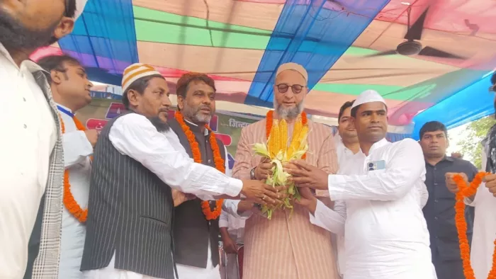मंच पर एआईएमआईएम के राष्ट्रीय अध्यक्ष औवेशी का स्वागत करते प्रत्याशी व कार्यकर्ता