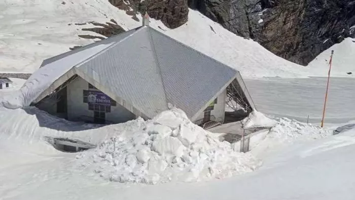 बारिश के चलते रुका हेमकुंड साहिब में अटका बर्फ हटाने का कार्य