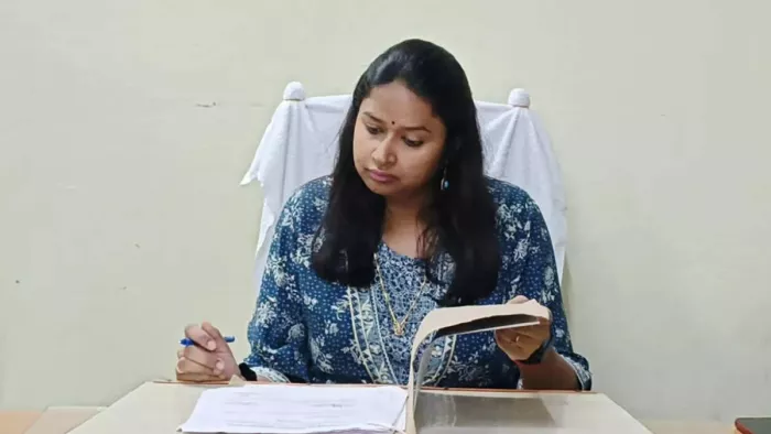 परिषदीय विद्यालय मैनपुर में लोगों से जिलाधिकारी आर्यका अखौरी ने की मतदान की अपील।