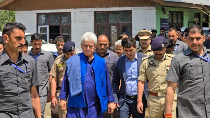 Jammu Kashmir Boat Accident: एलजी मनोज सिन्हा ने पीड़ित परिवारों से की मुलाकात।
