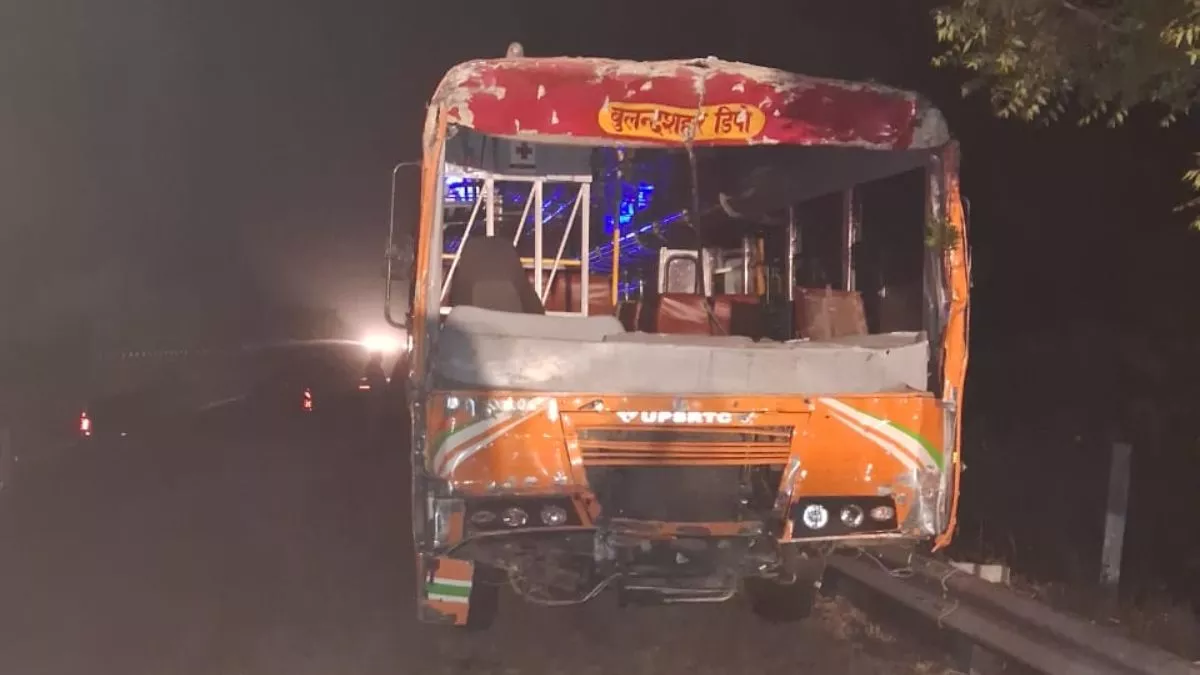 UP News: यमुना एक्सप्रेसवे पर वाहन से टकराई रोडवेज बस, चालक की मौत; 15 सवारियां घायल