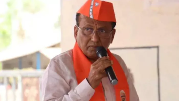 निर्विरोध चुने जाने पर मुकेश ने कहा कि आज गुजरात में पहला कमल खिल गया। (File Photo)