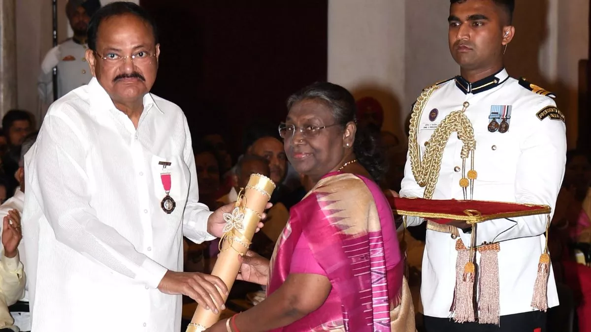 राष्ट्रपति द्रौपदी मुर्मु ने पूर्व उपराष्ट्रपति वेंकैया नायडू को पद्म विभूषण से किया सम्मानित, जानें और किसे मिला पुरस्कार