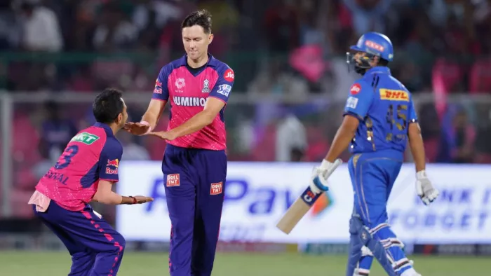 RR vs MI: रोहित शर्मा को ट्रेंट बोल्ट ने भेजा पवेलियन।