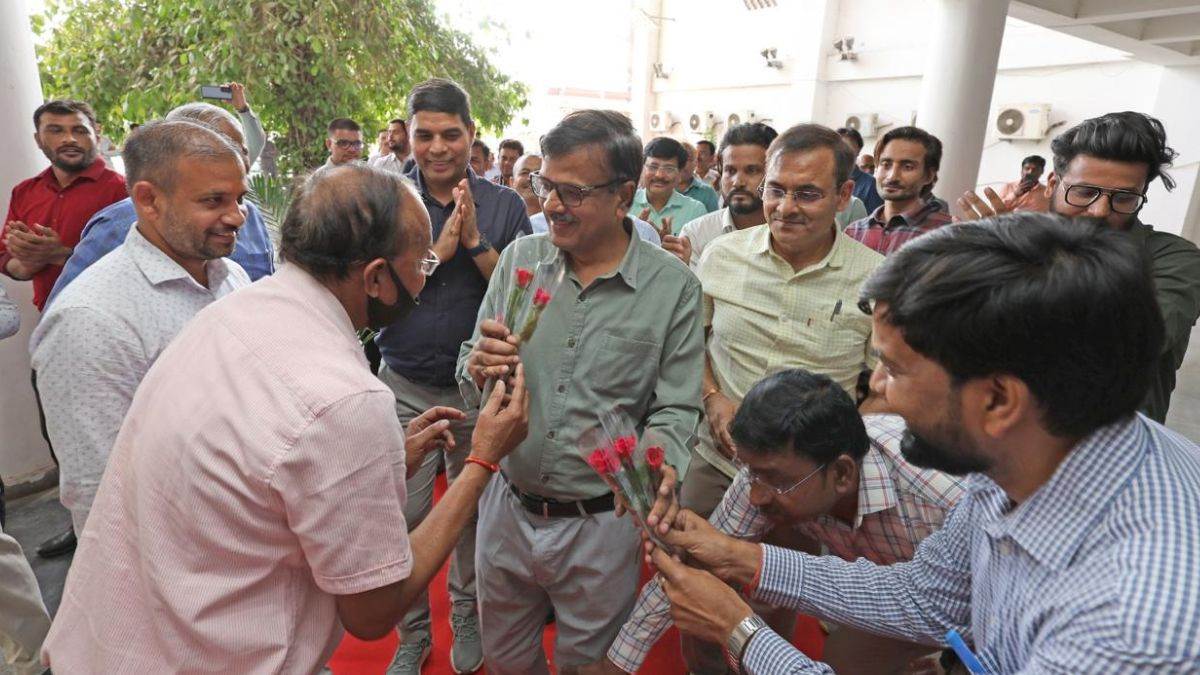honoured with prime minister award ias anurag shrivastava was welcomed by the employees by laying a red carpet