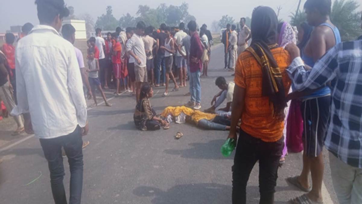 ara news a fierce collision between an uncontrolled truck and an auto there was a lot of screaming police reached the spot