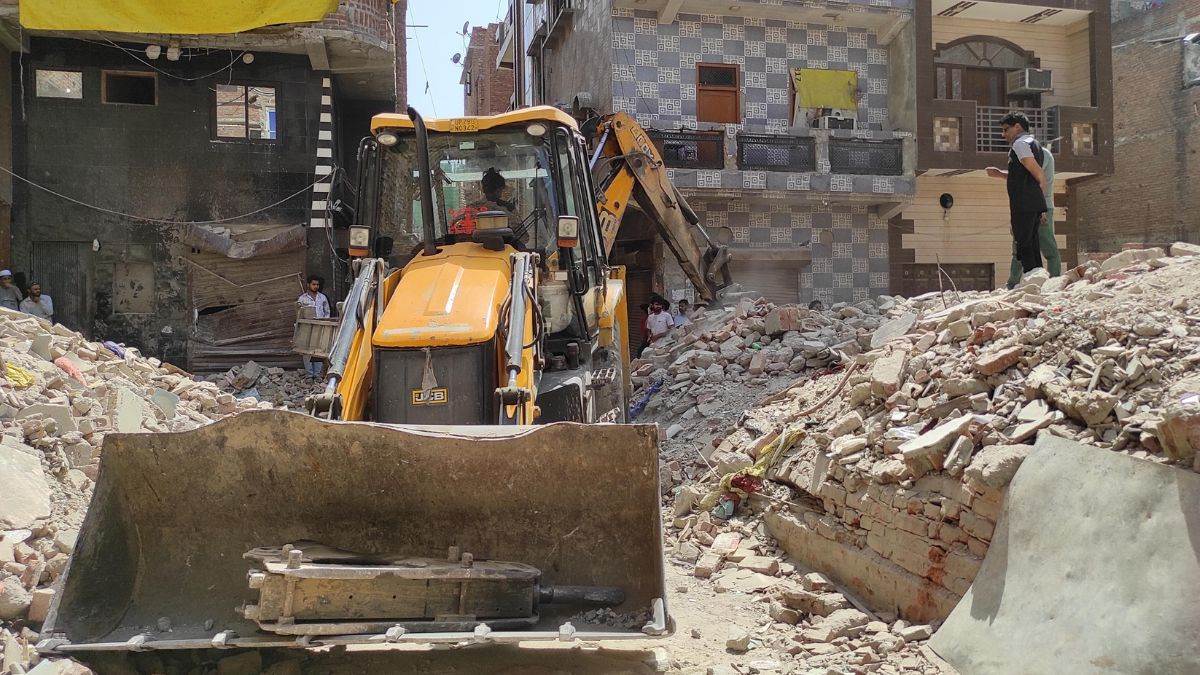 ncr east delhi illegal building demolition after mustafabad building collapse