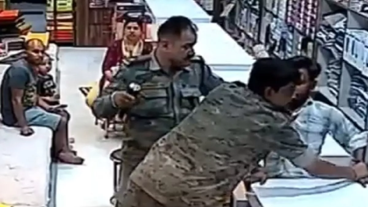 Godda News: मोजे खरीदने गए 2 पुलिसवालों ने दुकानदार से की मारपीट, ASI और आरक्षी पर गिरी गाज