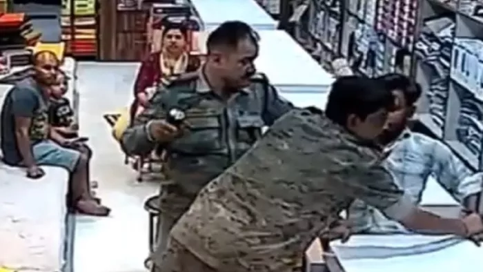 कपड़ा दुकान के स्टाफ से दुर्व्यवहार करने वाले एएसआई और आरक्षी निलंबित