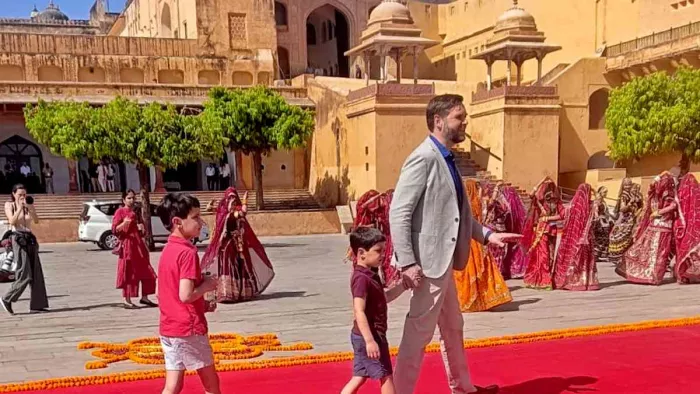 भारत दौरे के दूसरे दिन अमेरिका के उपराष्ट्रपति जेडी वेंस परिवार संग जयपुर पहुंचे। फोटो- PTI