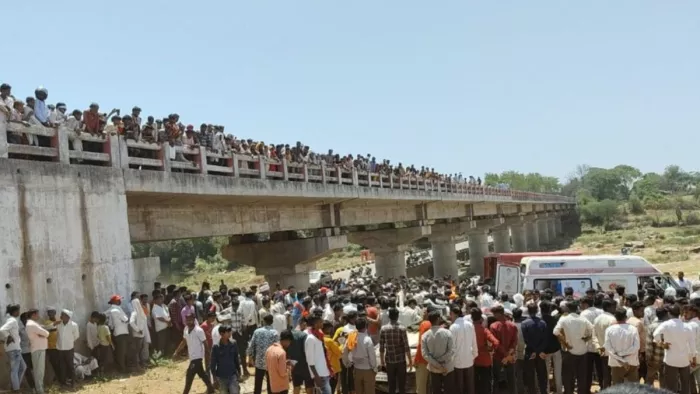 महादेव घाट पुल से नदी में गिरी बोलेरो (फोटो-जागरण)