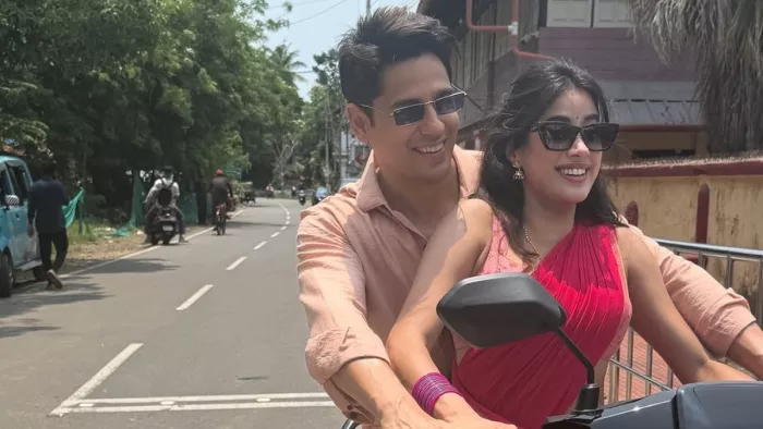 जान्हवी कपूर संग स्कूटी पर घूमने निकले सिद्धार्थ मल्होत्रा (Photo Credit- Instagram)