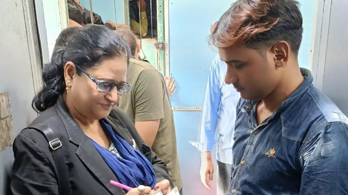 Indian Railway: ट्रेनों में चलाया गया चेकिंग अभियान, बिना टिकट पकड़े गए 1857 यात्री; वसूला गया 10 लाख जुर्माना