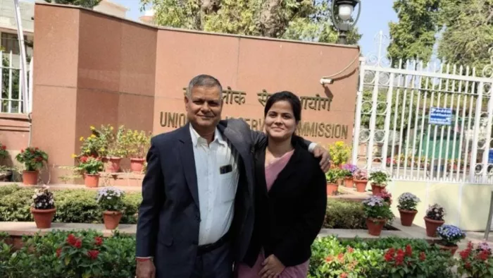 पिता के साथ शक्ति दुबे। इंटरव्यू के समय यह तस्वीर खिंचवाई गई थी।