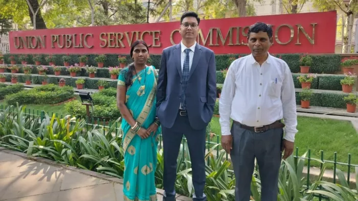 माता-पिता के साथ राजकुमार महतो। जागरण फोटो