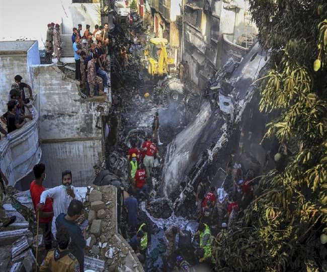 Pakistan PIA Plane Crash News: रिहाइशी इलाके पर गिरा विमान, अधिक संख्या में हुईं मौतें; पीएम मोदी ने जताया दुख