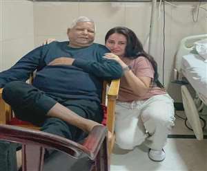 राजद सुप्रीमो लालू यादव और उनकी बेटी रोहिणी आचार्या। साभारः ट्विटर।