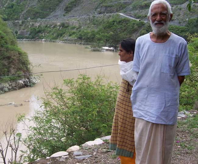 वर्ष 2011 में पुरानी टिहरी झील के पास पर्यावरणविद सुंदरलाल बहुगुणा व साथ में उनकी धर्म पत्‍नी विमला देवी।