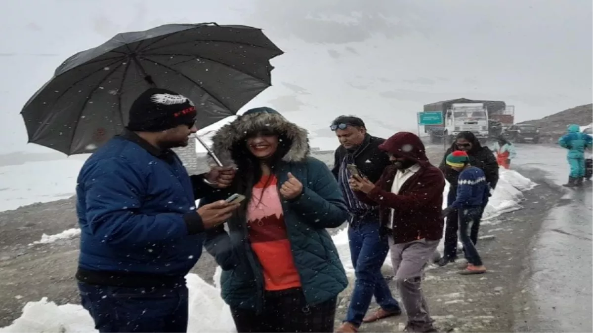 Video : भीषण गर्मी में रोहतांग के अलावा यहां का कर सकते हैं रुख, बर्फ के फाहों के साथ सूरजताल झील की खूबसूरती कर रही पर्यटकों का स्‍वागत