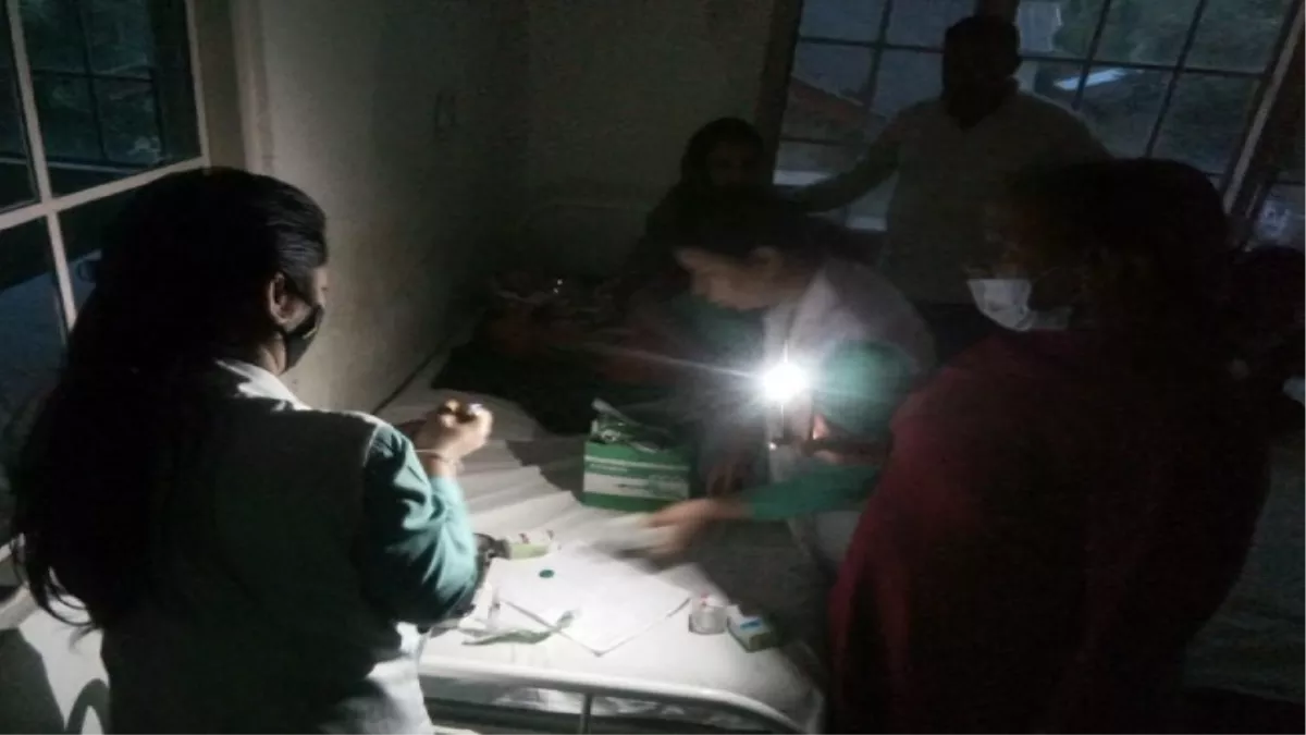 जोगेंद्रनगर अस्पताल में बिजली जाने पर मोबाइल की टार्च से इलाज, जेनरेटर सुविधा ठप