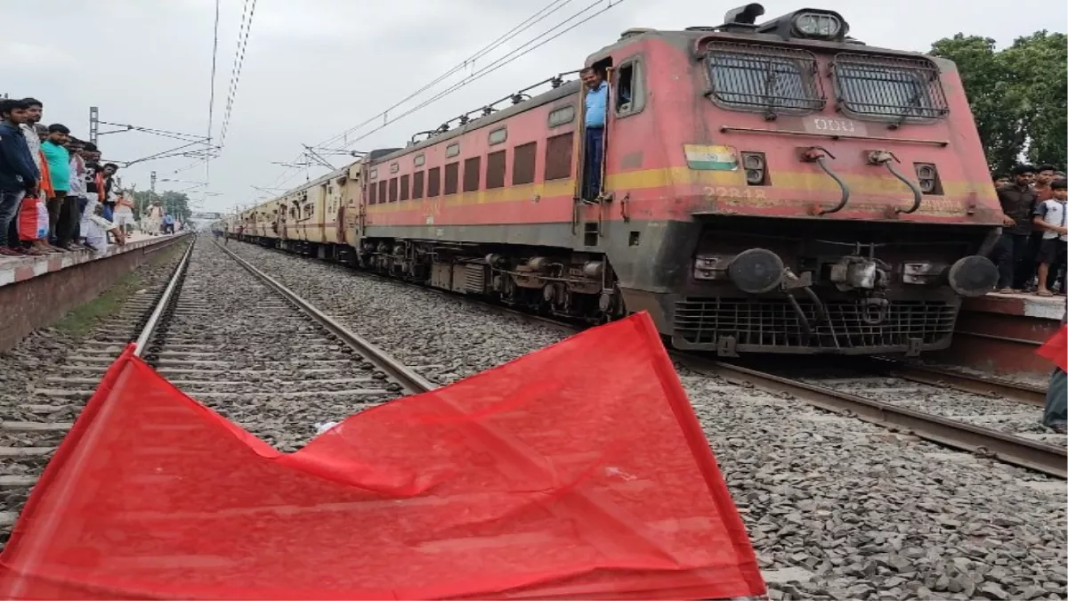 बिहार के लखीसराय जिले में ट्रेनों का चक्का जाम कर प्रदर्शन कर रहे लोग, पटरी पर लगाया लाल झंडा