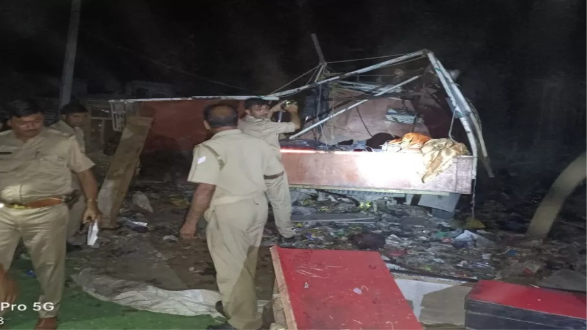 बाराबंकी में विस्फोट से उड़े डीसीएम के परखच्चे-एक की मौत, नौटंकी में आत‍िशबाजी के ल‍िए आए थे गोले