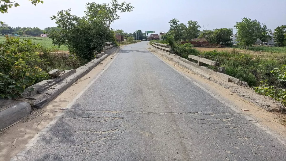 मुजफ्फरनगर में दुर्घटना का सबब बने पुल पर कब लगेंगी रेलिग, कभी भी हो सकती है बड़ी अनहोनी
