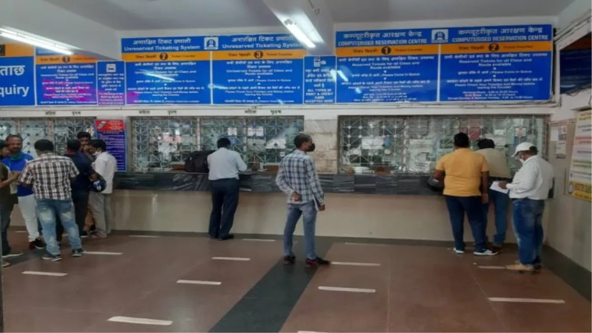 Railway News : चक्रधरपुर स्टेशन में यात्रियों को जनरल टिकट के लिए अब नहीं लगनी होगी लाइन