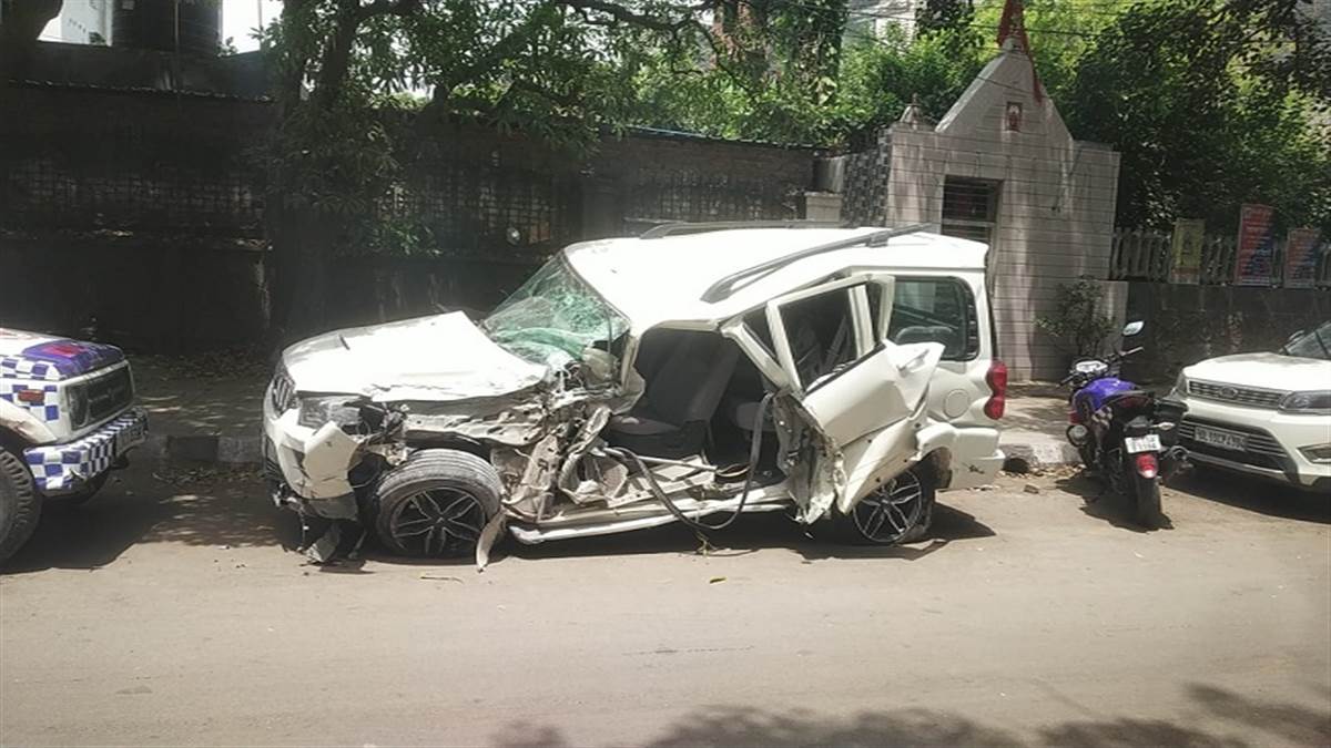 Delhi Accident News फुटपाथ से टकराकर फ्लाईओवर से नीचे लटकी स्कार्पियो