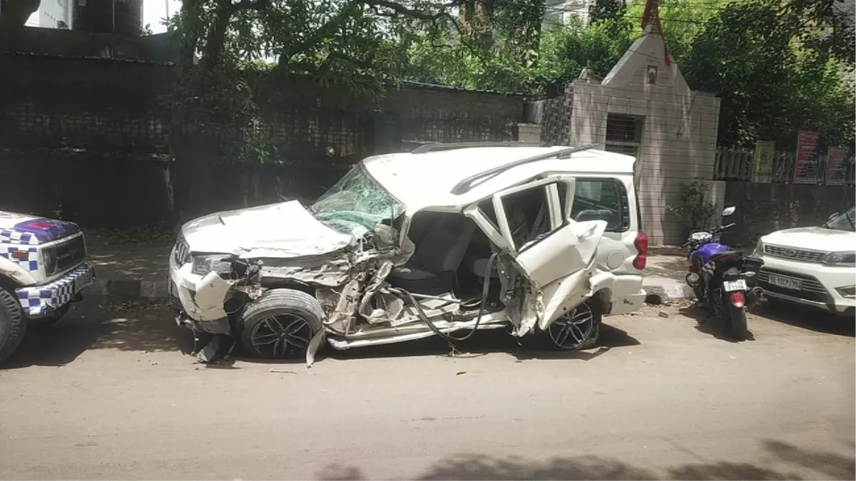 Delhi Accident News: फुटपाथ से टकराकर फ्लाईओवर से नीचे लटकी स्कार्पियो, मां की मौत, बेटा घायल