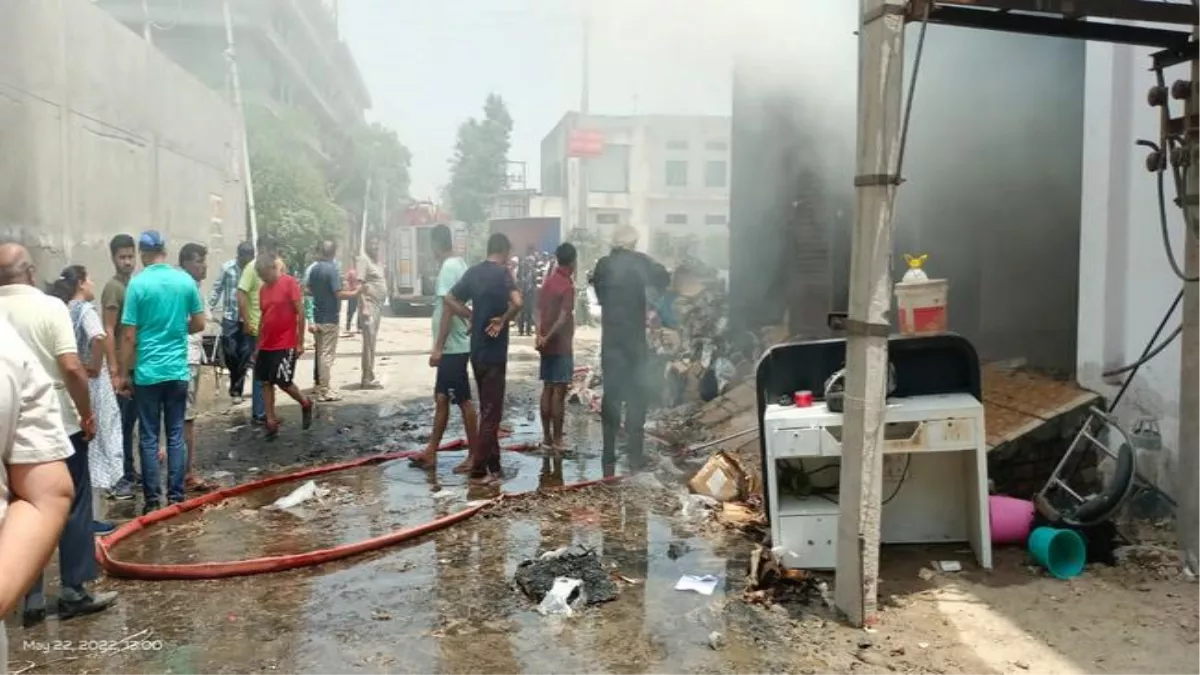 लुधियाना में कपड़े के गोदाम में लगी भीषण आग, 20 गाड़ियां बुझाने में जुटी; दीवारें तोड़कर अंदर घुसे दमकल कर्मचारी