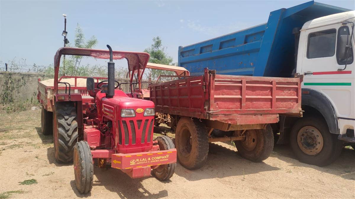 Illegal mining In Jharkhand : ईचागढ़ में जब्त ट्रैक्टर।