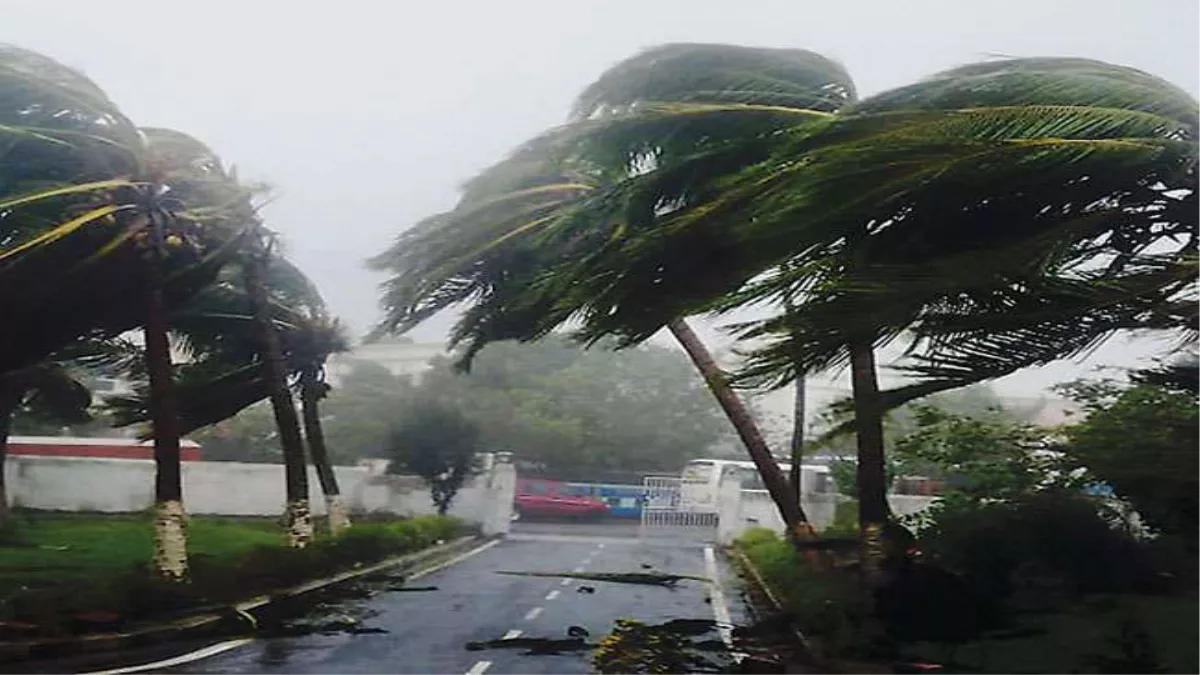 Weather Update: रांची का तापमान 20 डिग्री गिरा, झारखंड में आंधी-तूफान से भारी तबाही, कई घरों के छप्‍पर उड़े; 50 पेड़ भी गिरे