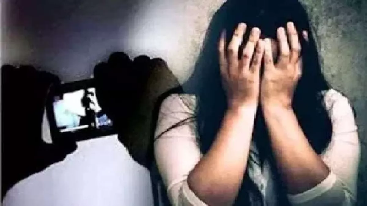 युवती ने रो रोकर बयां की दर्दभरी दास्तां, दोस्त बनकर लूटी अस्मत फिर वायरल किया अश्लील वीडियो