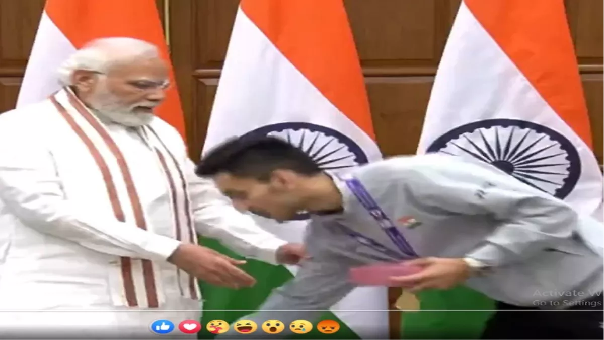 Lakshya Sen ने PM Modi का पैर छूकर लिया आशीर्वाद, भेंट की अल्मोड़ा की बाल मिठाई