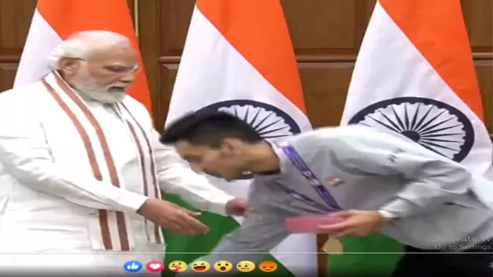 शटलर लक्ष्य सेन ने मंच पीएम मोदी का पैर छूकर अशीर्वाद लिया और बाल मिठाई भेंट की।