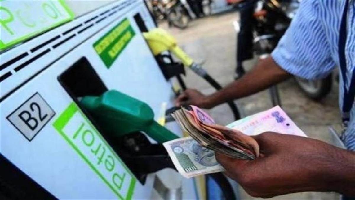 महाराष्ट्र सरकार ने भी डीजल और पेट्रोल की कीमतों में कटौती की घोषणा कर दी है।